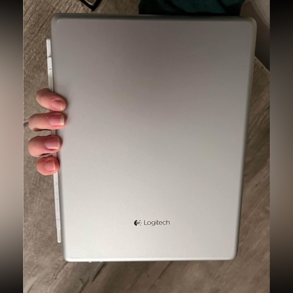 Logitech Ultrathin Keyboard Cover For IPAD - Picture 5 of 5